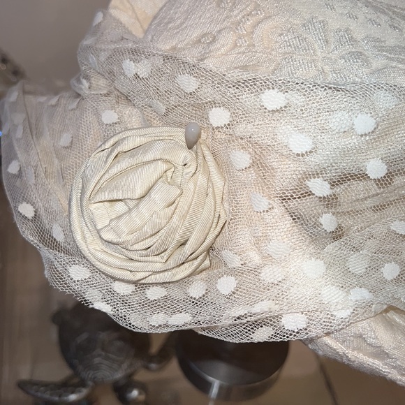 Vintage hat that looks and feels new. Damask cotton/linen with netting. Average - Picture 2 of 11